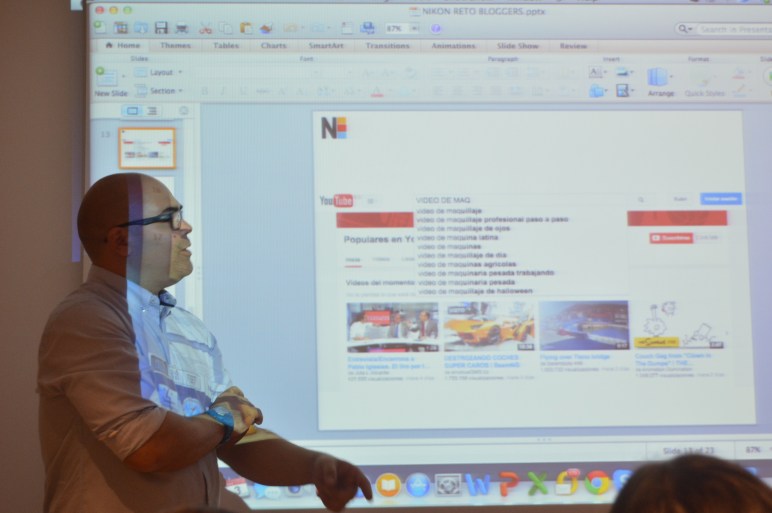 Iván Burgos presentando #NikonRetoBloggers