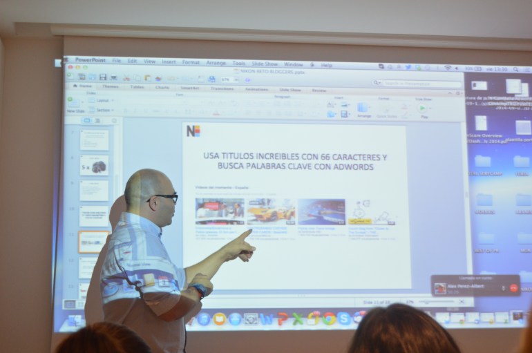 Iván Burgos presentando #NikonRetoBloggers