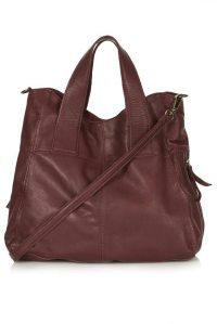 Bolso de piel, de Topshop color marsala (85 €).