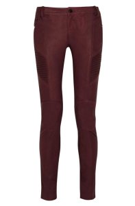 Pantalones de cuero, de Pierre Balmain color marsala (1.345 €).