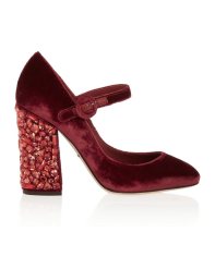 Zapatos con tacón joya, de Dolce & Gabbana color marsala (695 €).